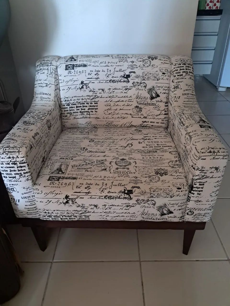 Poltrona estampada em estado de nova