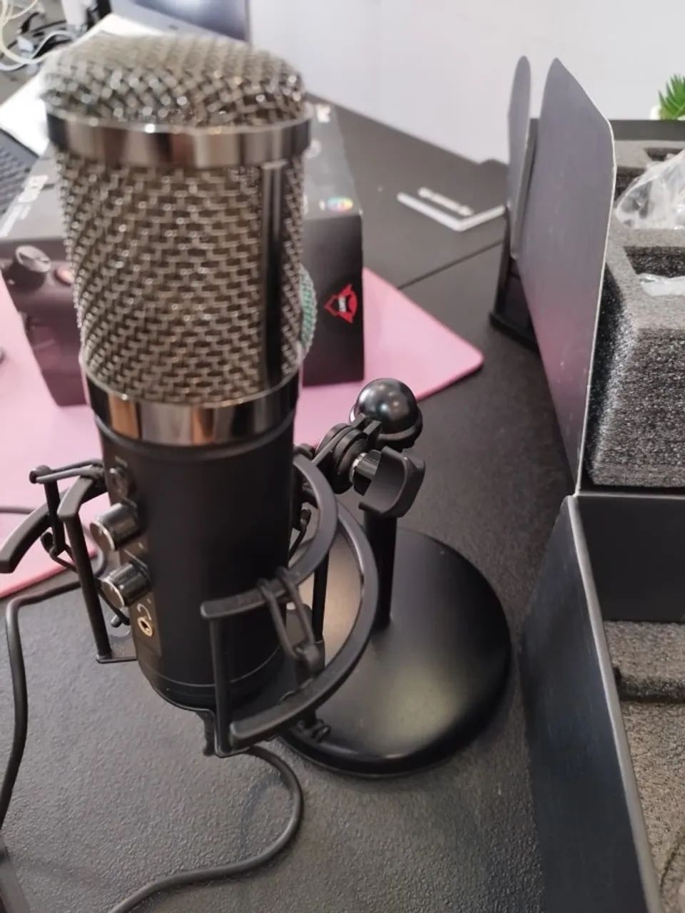 Microfone Streamer Trust Gaming GXT 256 Exxos Podcast Rgb Usb - Foto 2