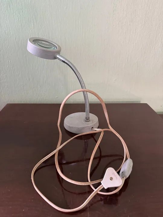 Luminária de Mesa Antiga com Lente de Aumento. Lupa luz - Foto 3