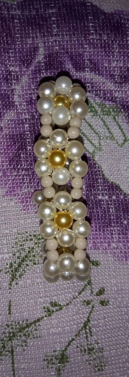 Pulseira de flor, com pérolas e detalhes dourados - Foto 2