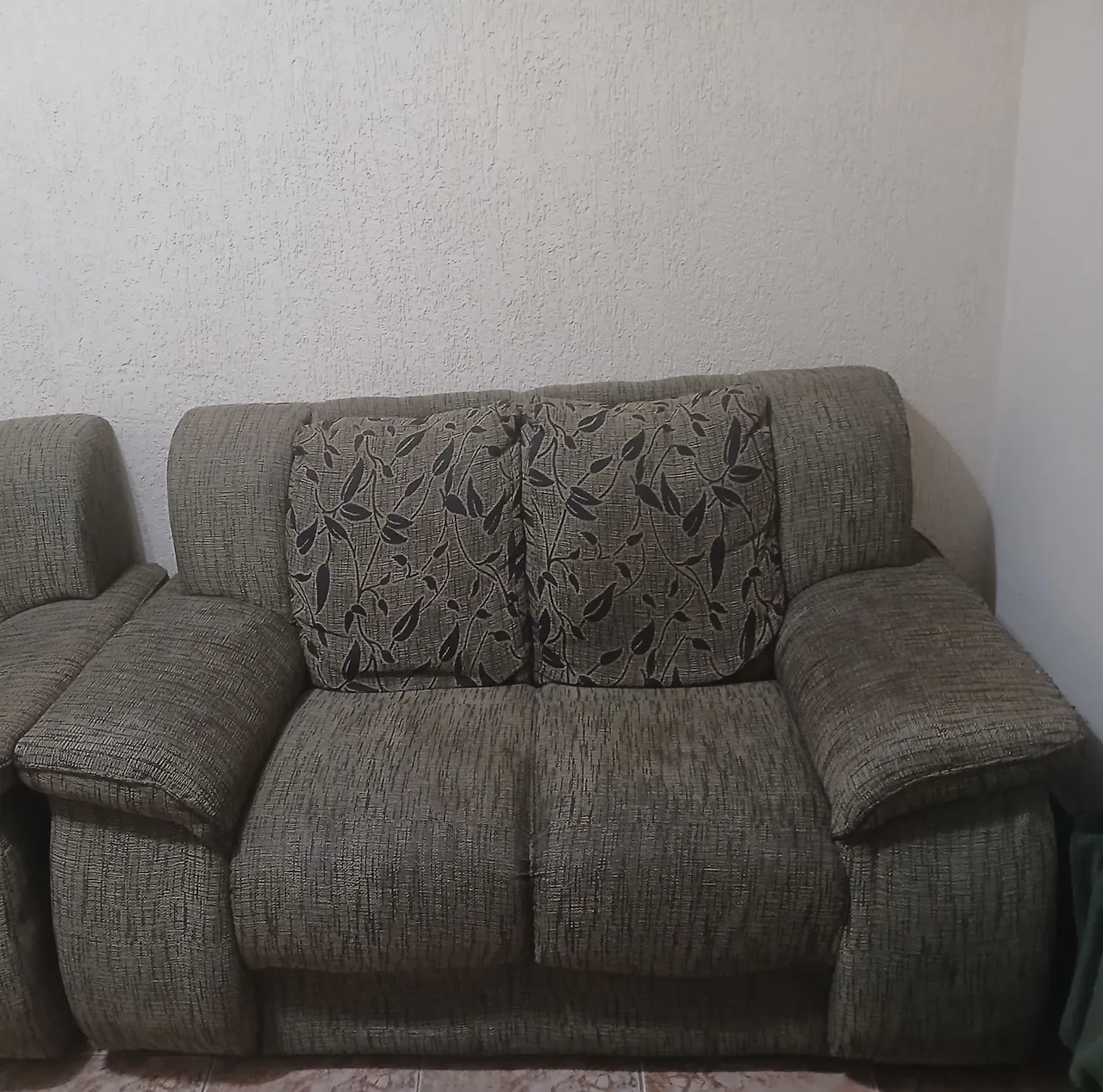 Sofá 2 e 3 lugares com almofadas decorativas