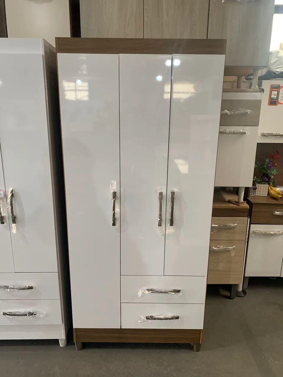 Guarda-Roupa 3 Portas com Gavetas - Branco e Amadeirado - entregamos montado - Foto 4