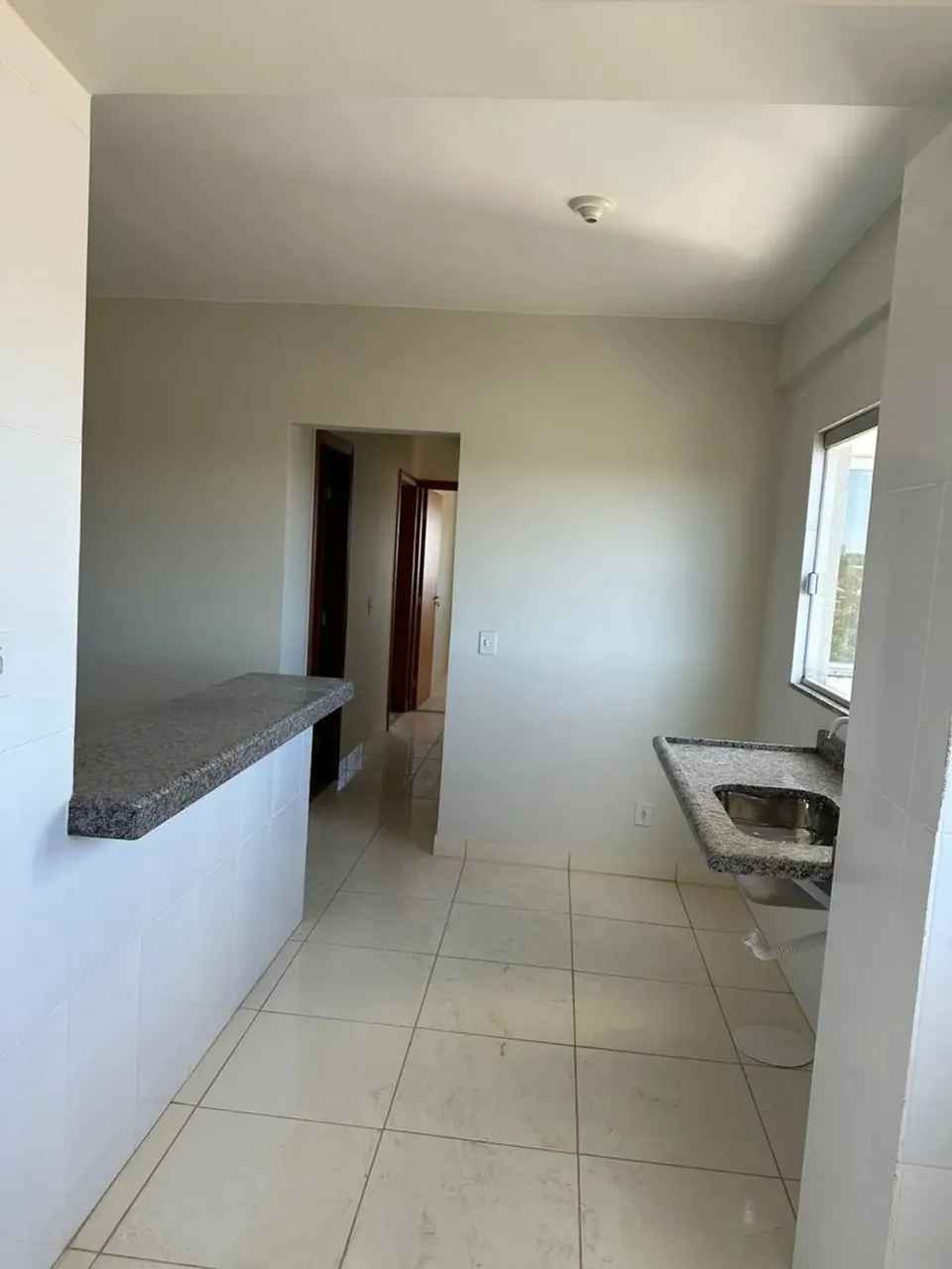 Alugo apto nº 203, c/ 3 quartos e 2 banheiros, sendo 1 suíte, ao lado do Nossa Kaza