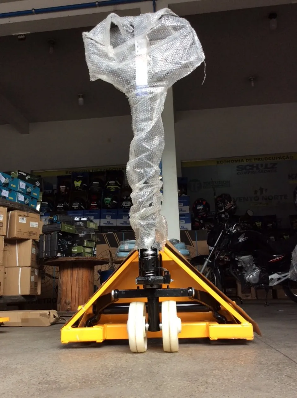 Ideal para o Dia a Dia no Armazém! Transpalete 2 Ton Menegotti com Medidas Precisas