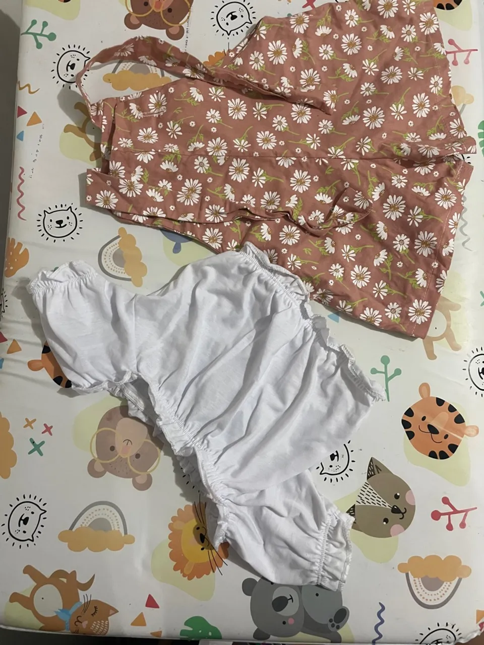 Conjunto Infantil Floral e Blusa Branca