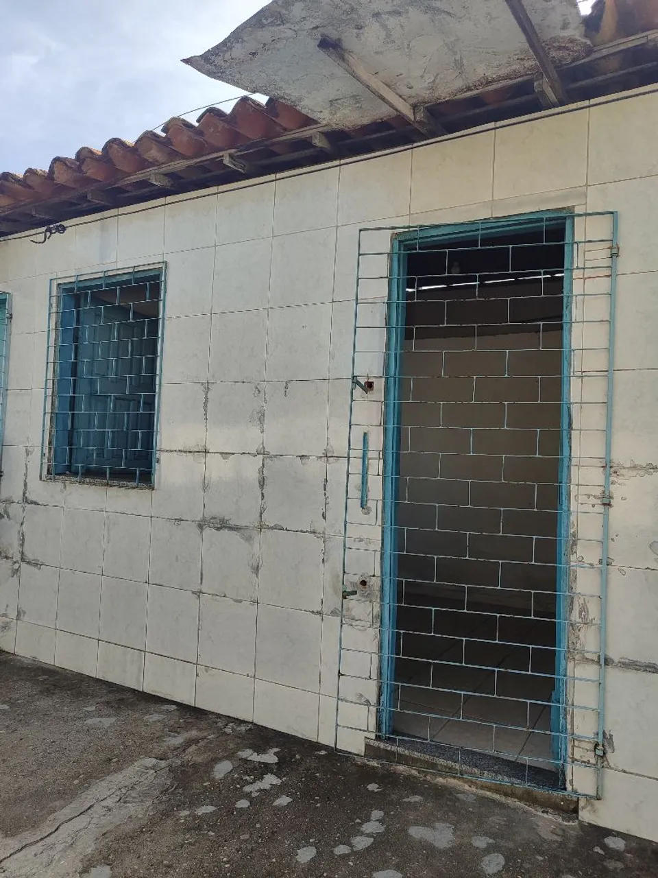 Alugo kintinet com 2 cômodos + banheiro.