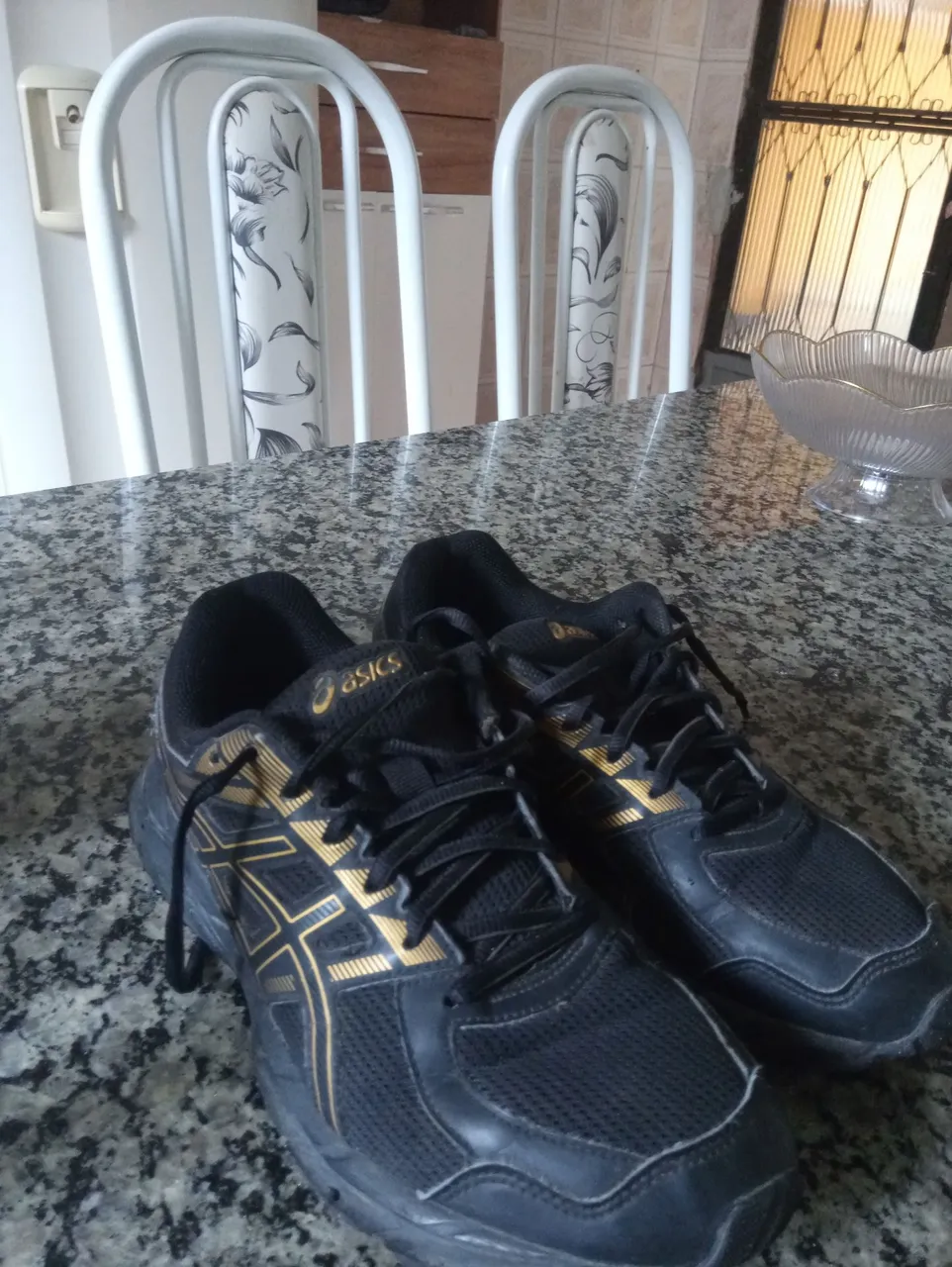 Tênis Asics Preto com Detalhes Dourados