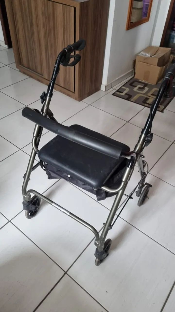 Andador com rodinha e assento usado em excelente estado
