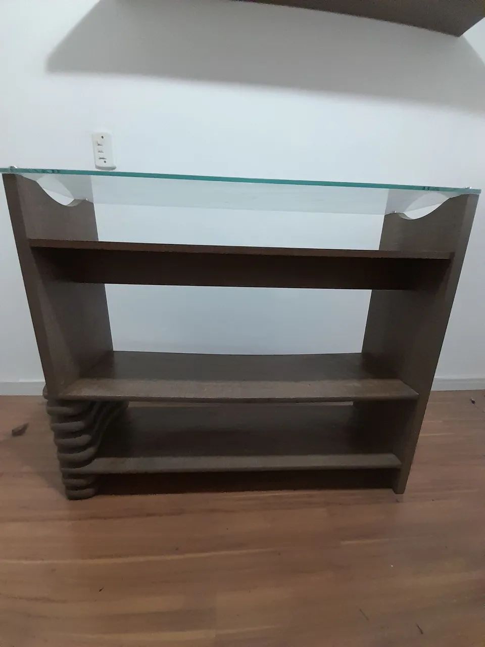 Bar com vidro e prateleiras.