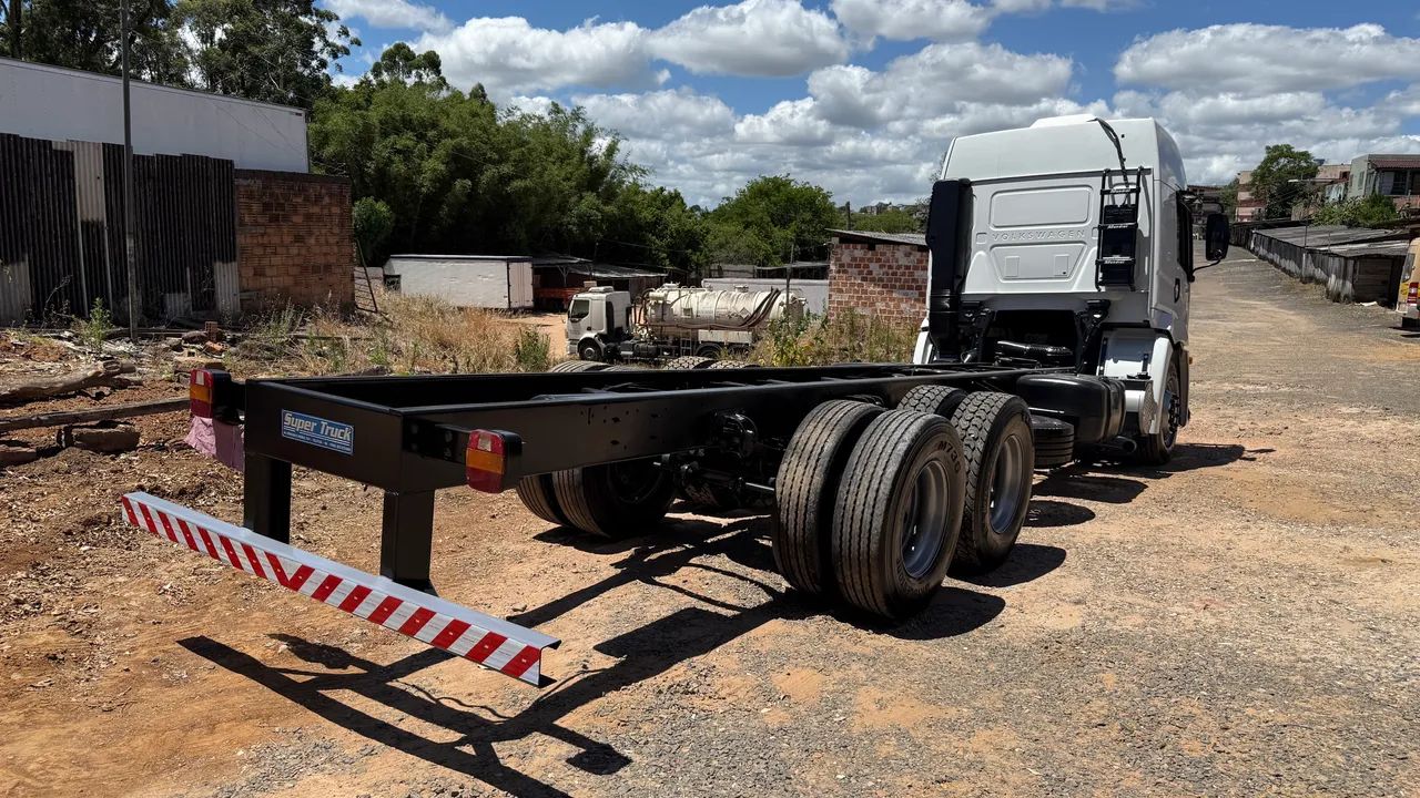 Volkswagen Constellation 24-320 ano 2011  - Foto 12