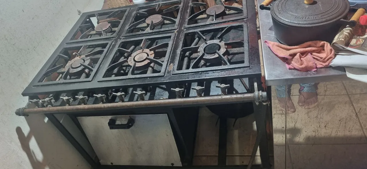 Fogão industrial 6 bocas sendo 3 chamas duplas com forno