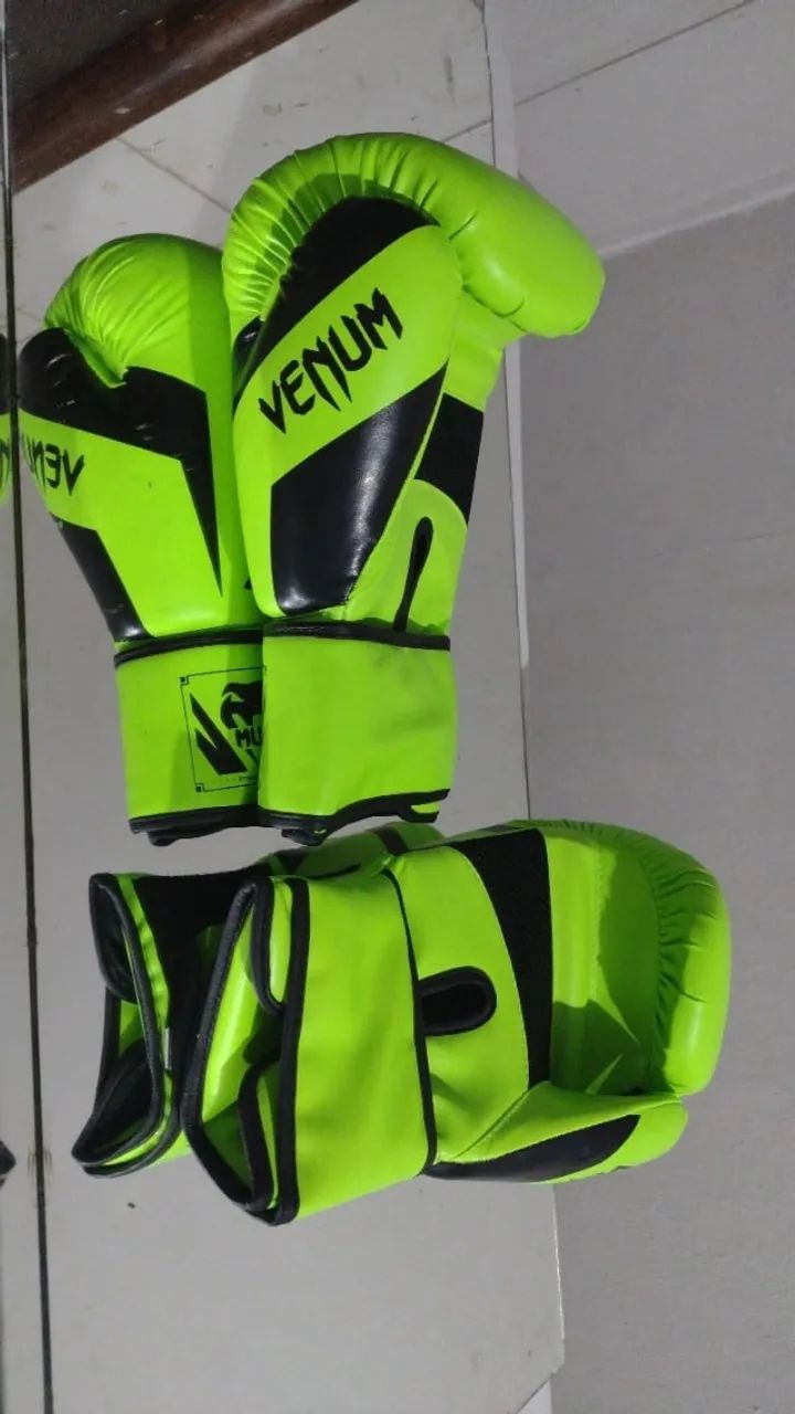 Luva Venum 12 onças verde com escrita preto