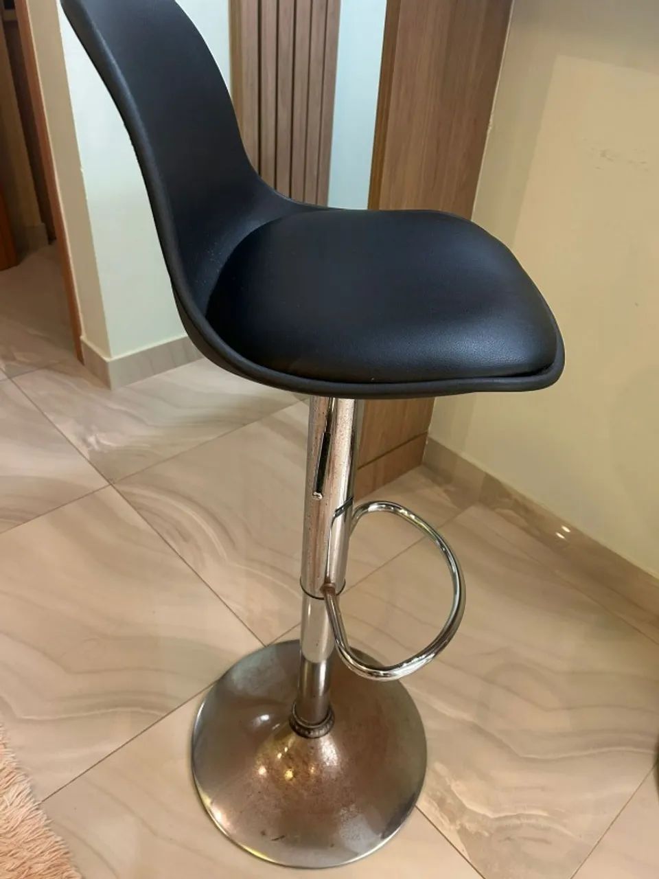 Banquetas Altas Giratórias com Encosto - Kit com 2 unidades - Foto 2