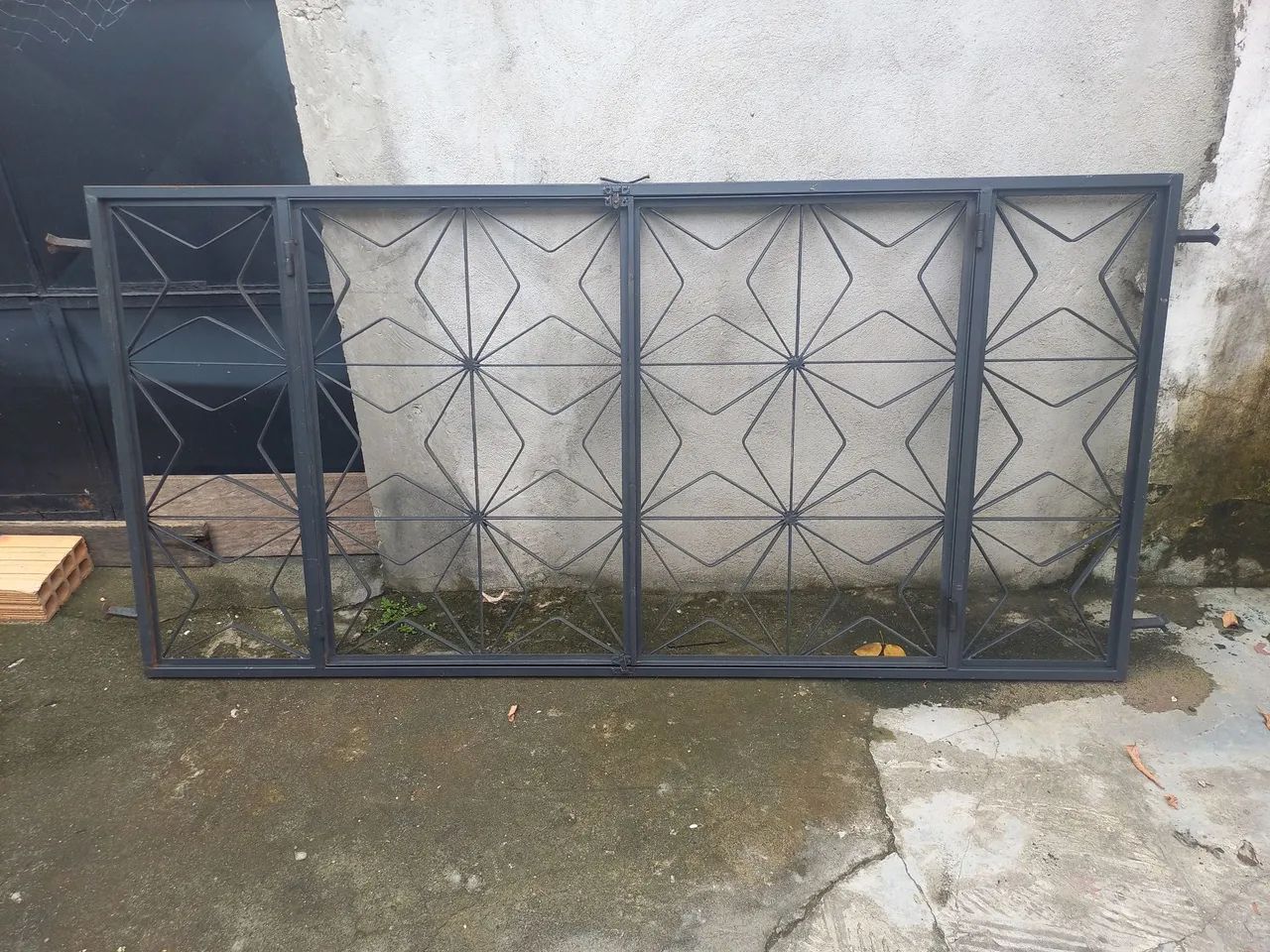 Vende-se Janela Nova.