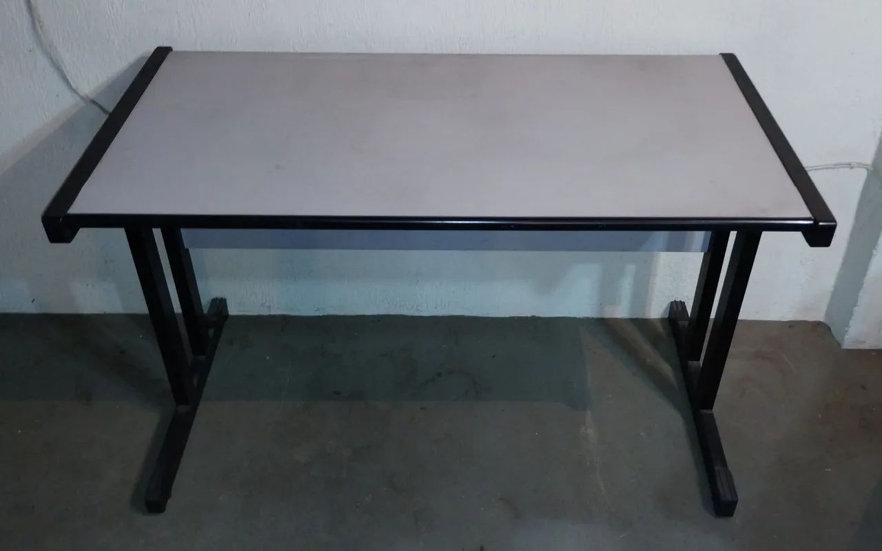 Duas escrivaninhas preta com tampo cinza e placa de união. Aceito oferta.