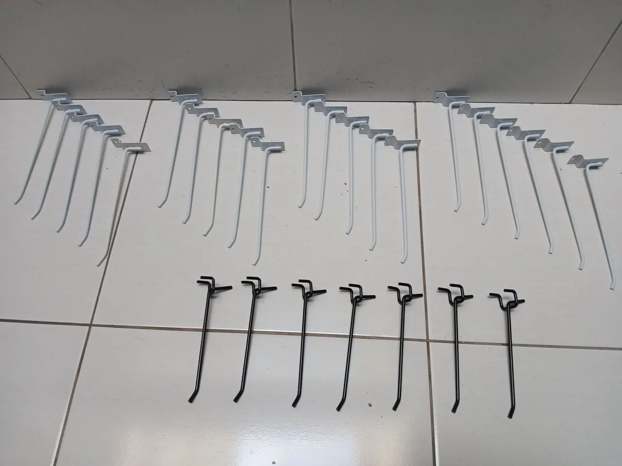 27 Ganchos para painel canaletado