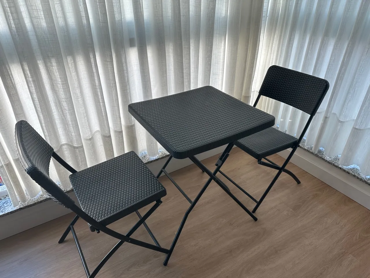 Conjunto Mesa e 2 cadeiras, retráteis, para sacada e área externa