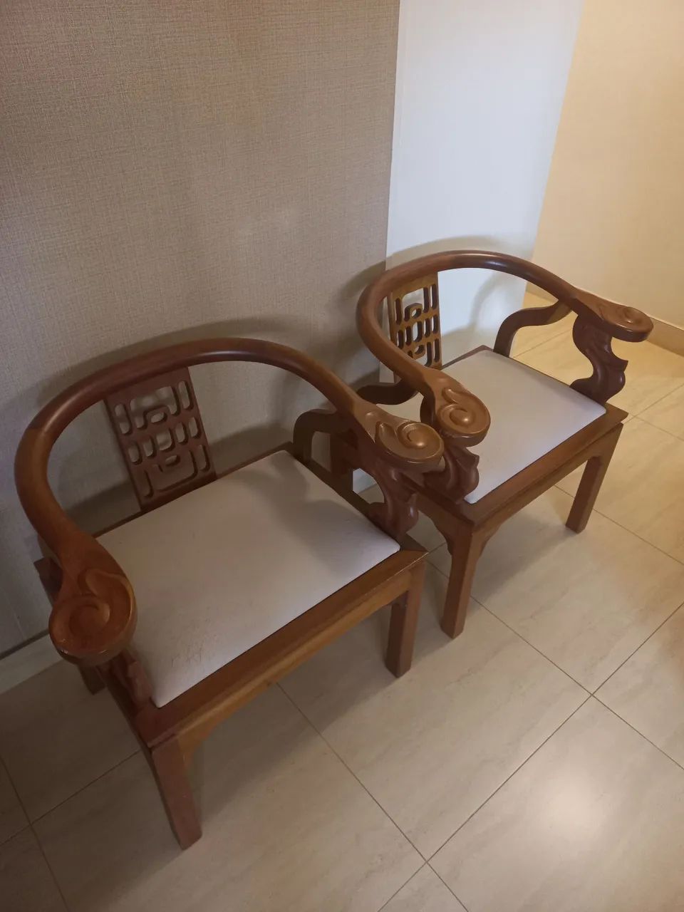2 Cadeiras em Madeira Maciça com estofado Rústica  - Foto 2