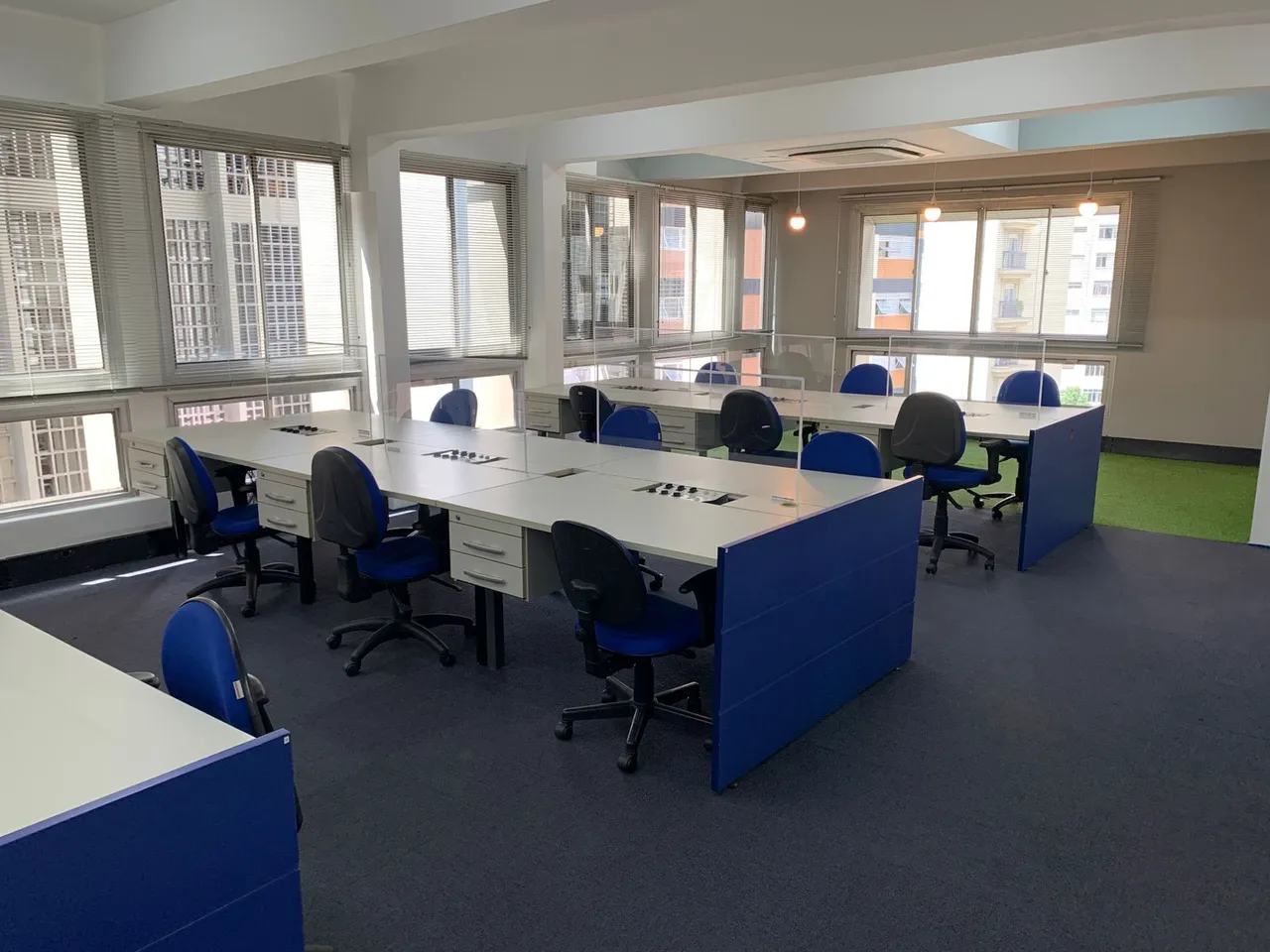 SALA COMERCIAL MOBILIADA PARA LOCAÇÃO NA AV. NOVE DE JULHO