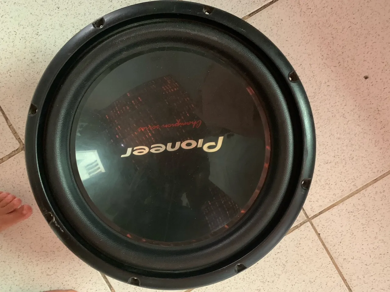 Subwoofer Pioneer Champion Series precisa de reparo