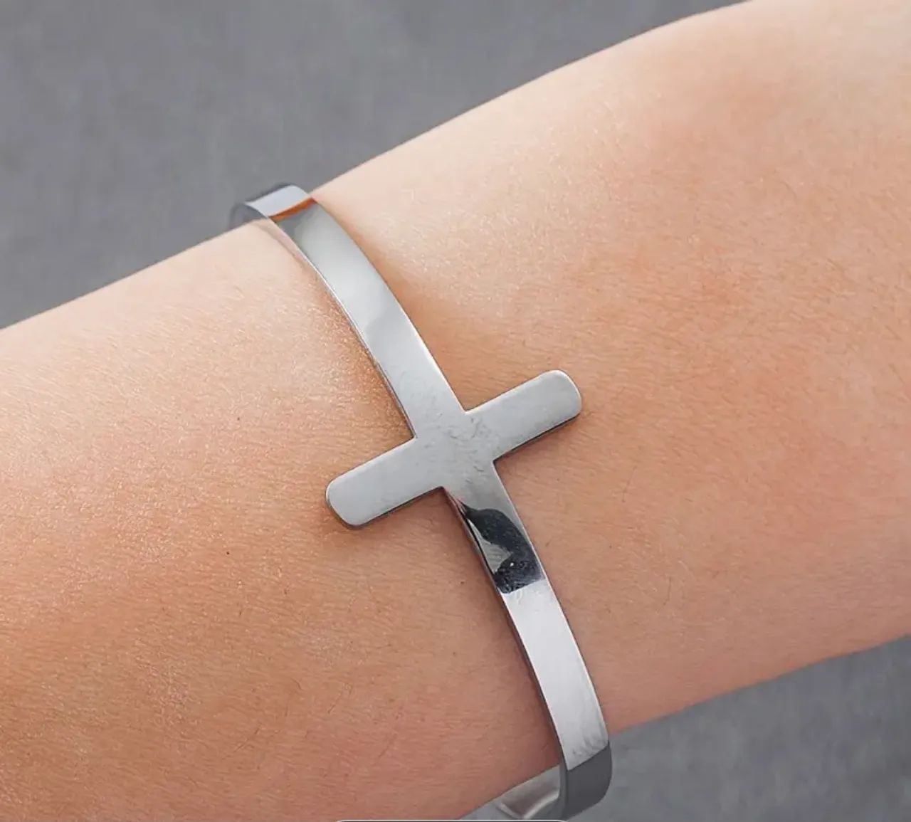 Pulseira feminina em Aço Inoxidável Suteyi com Cruz -Prata - Foto 2