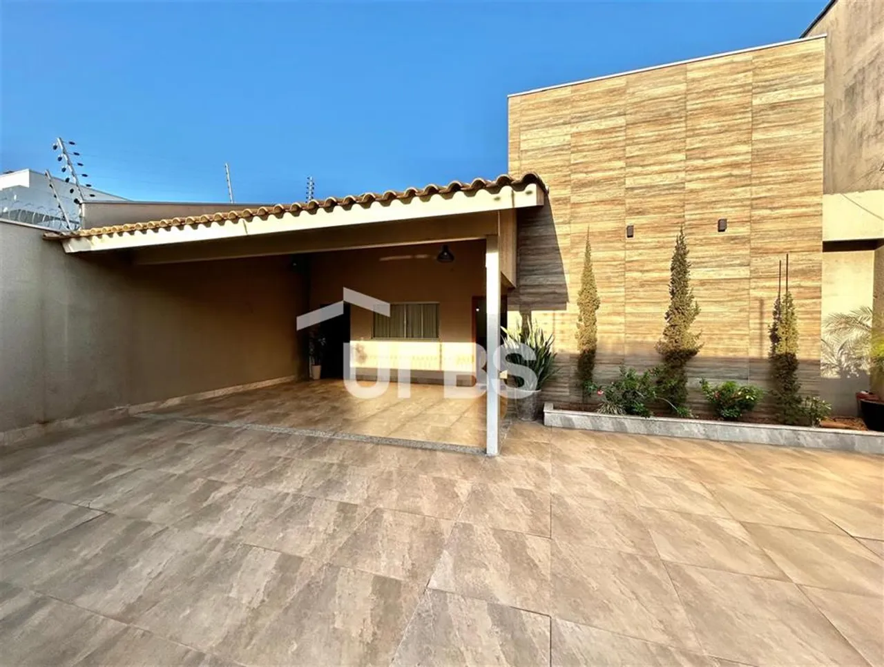 Casa na 206 Sul tendo 4 quartos sendo 2 suítes