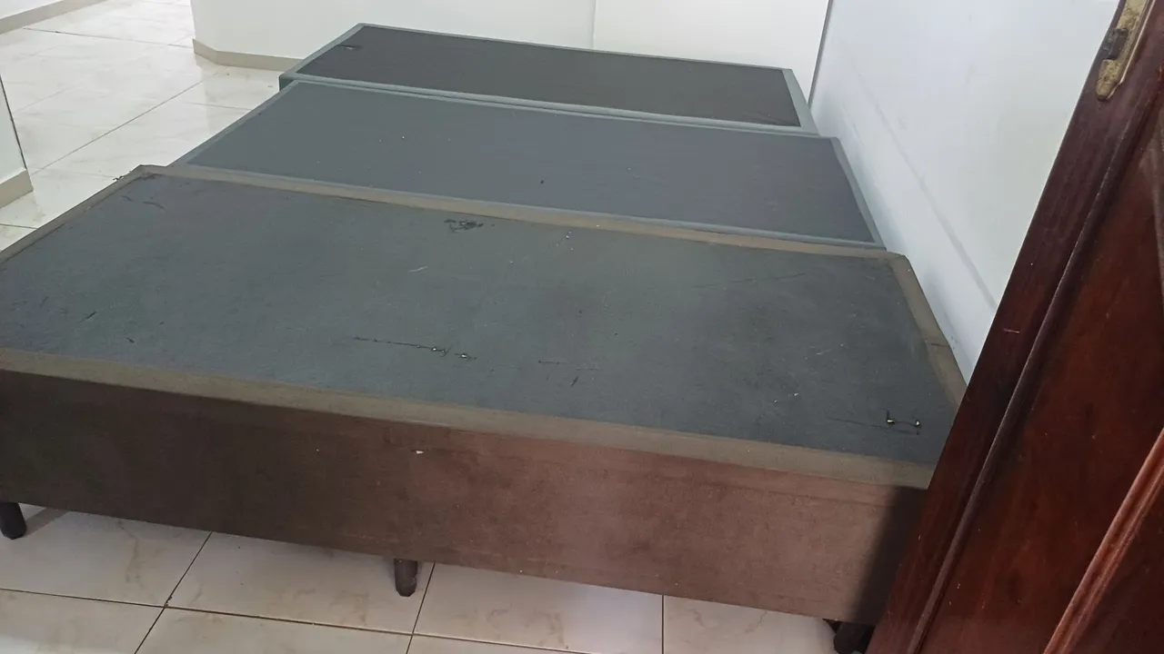 Base para cama box solteiro, tenho 03, cada uma por 100,00. MESA DE MÁRMORE POR 350,00