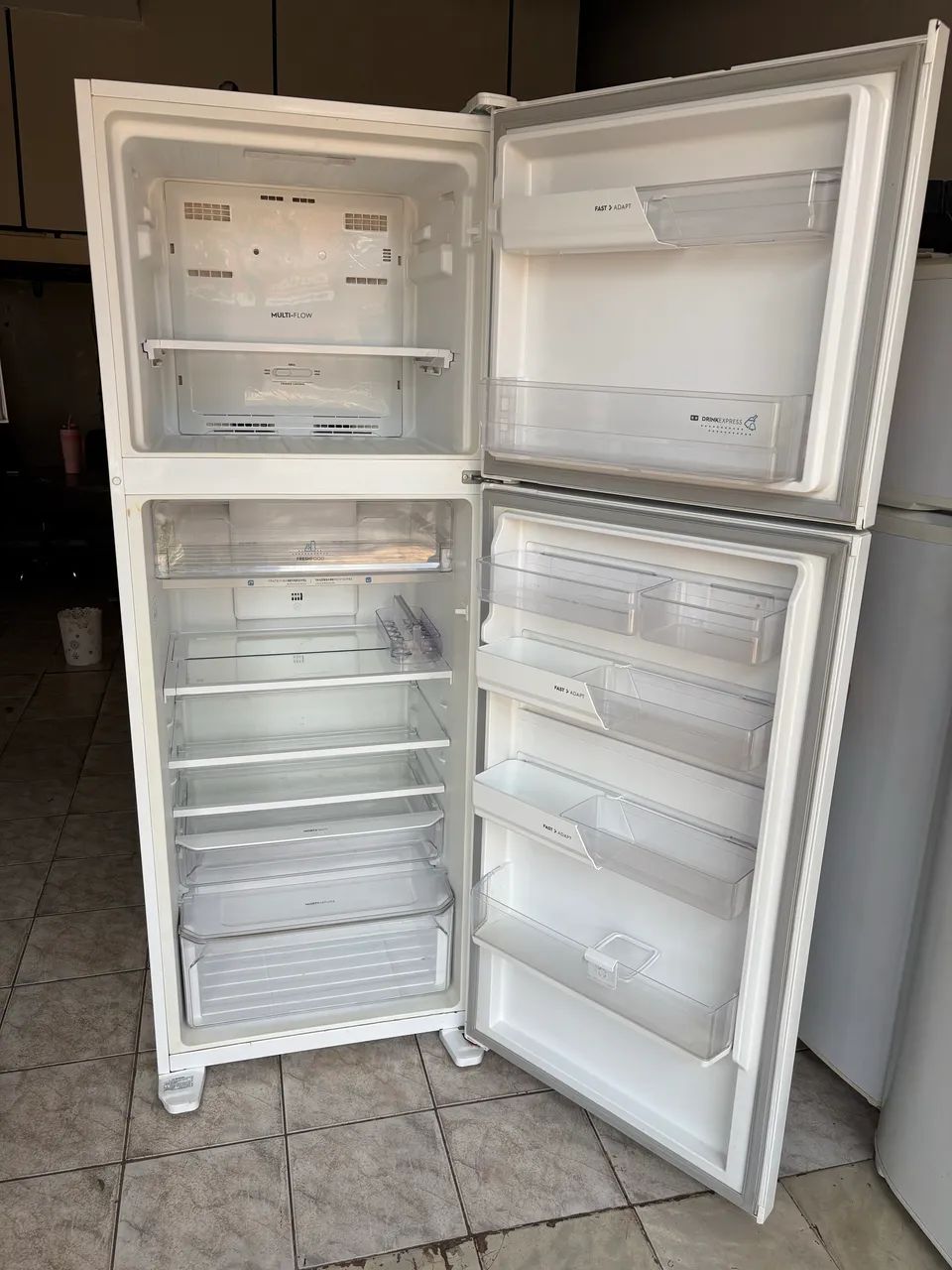 GELADEIRA DUPLEX ELETROLUX FROST FREE BEM CONSERVADA!!! - Foto 4