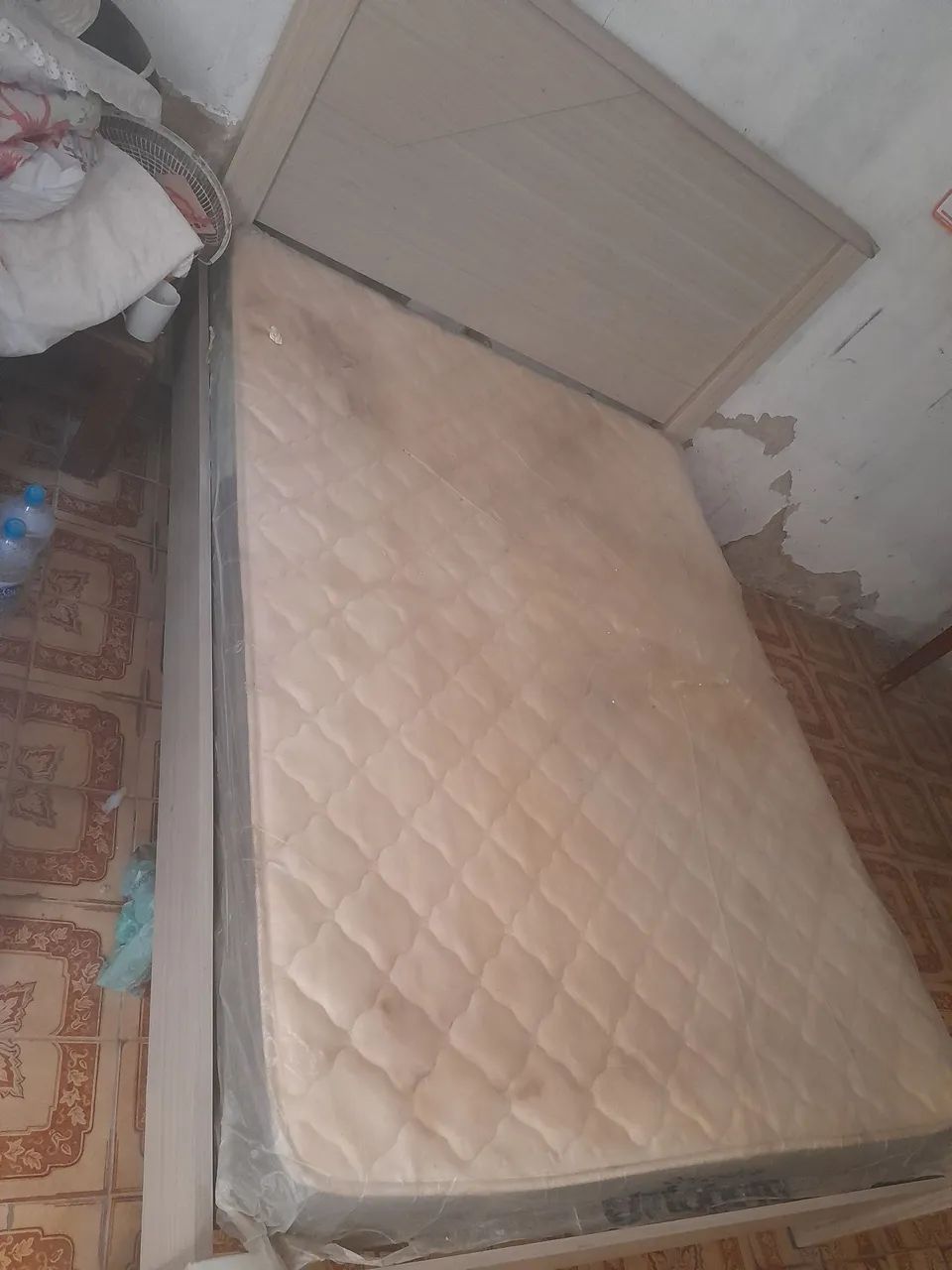 Cama de casal c/colchão plastificado. 