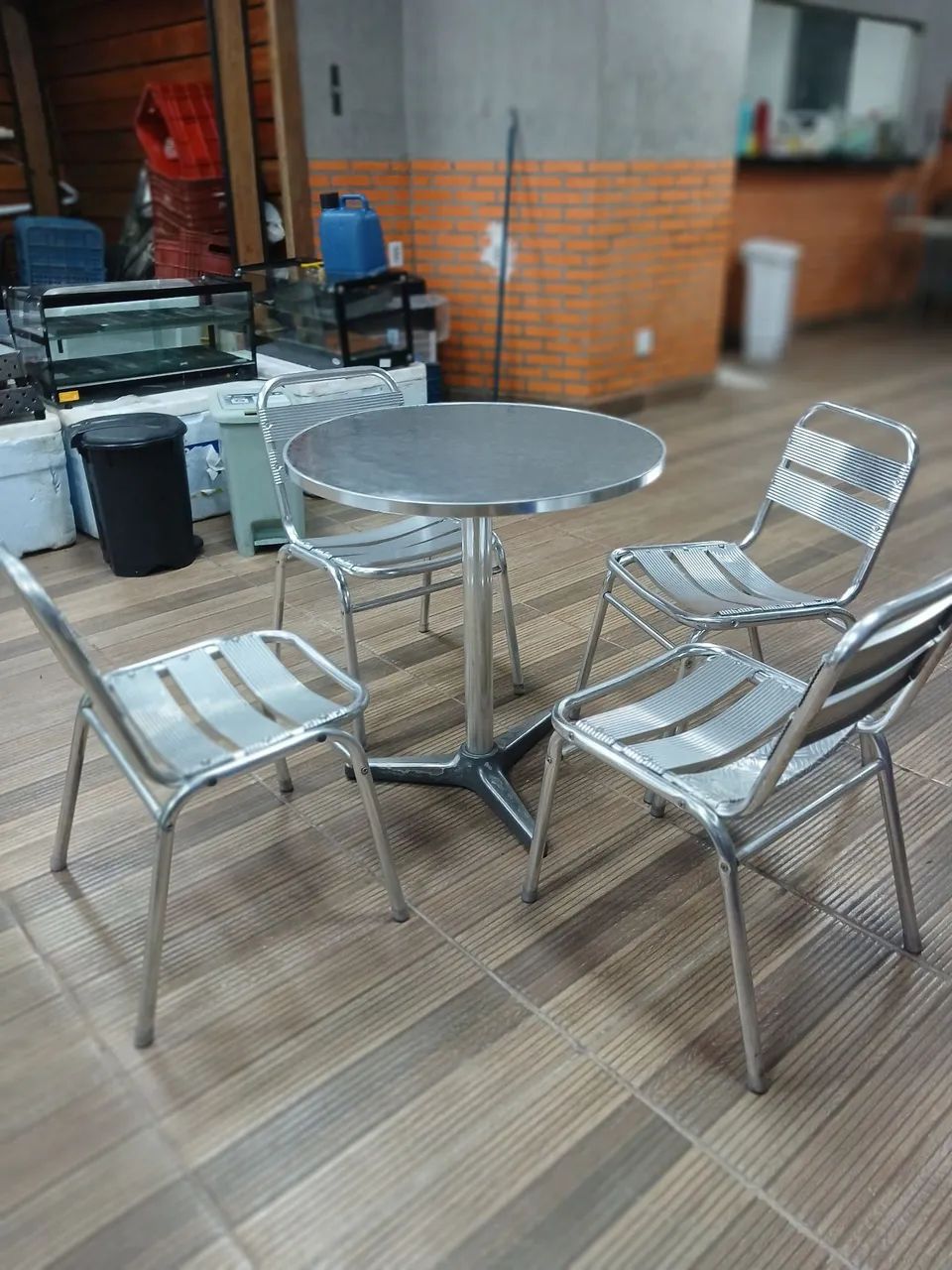 Conjunto de mesa e cadeira em aço inoxidável.