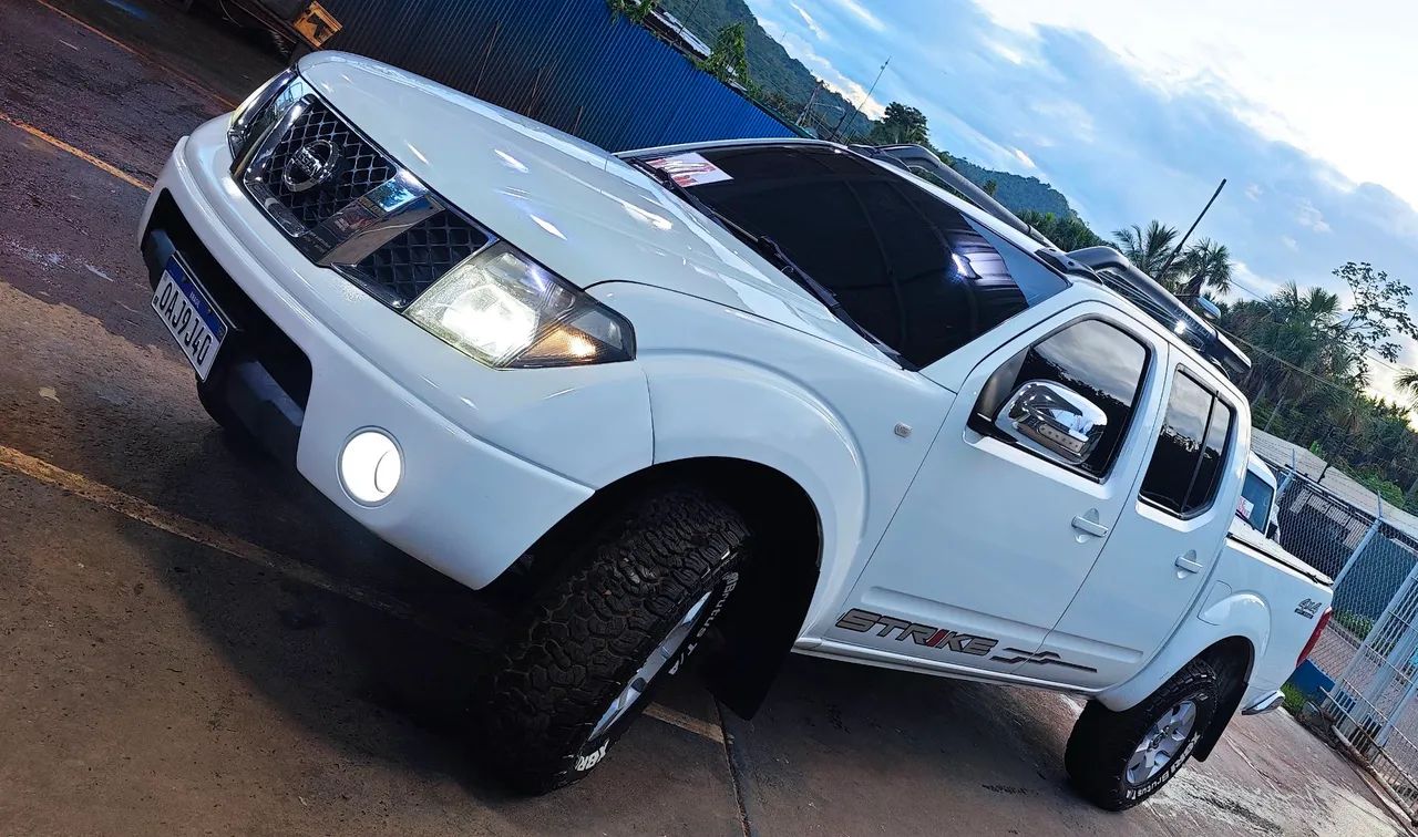 Nissan Frontier LE CD 4X4 2.5 TB Diesel Aut. 2012 - Foto 2