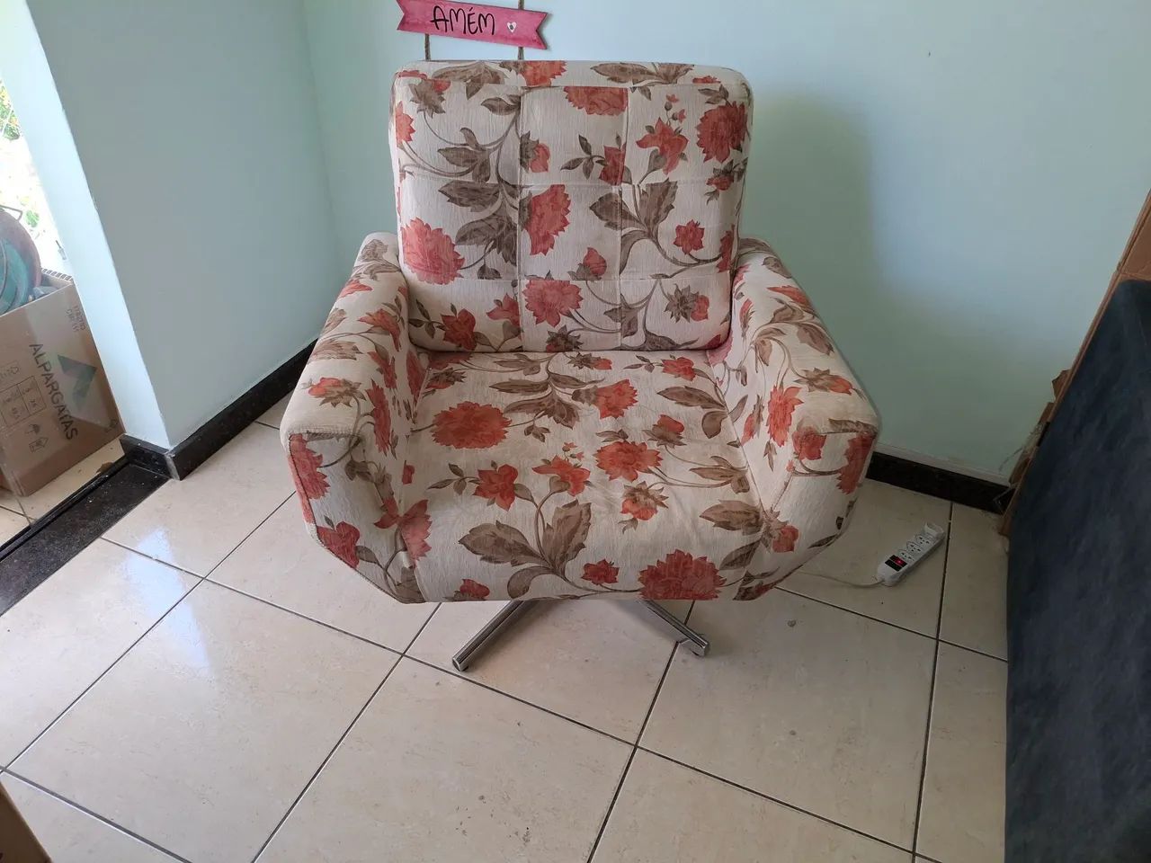 Poltrona  Decorativa  Giratória.            Semi nova  - Foto 3
