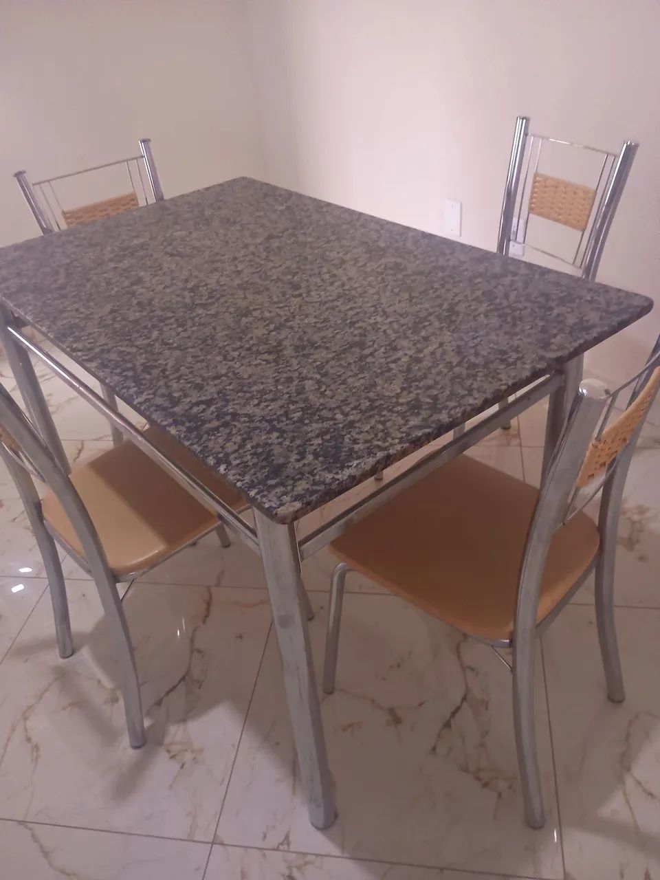 Mesa com 4 cadeiras  - Foto 3