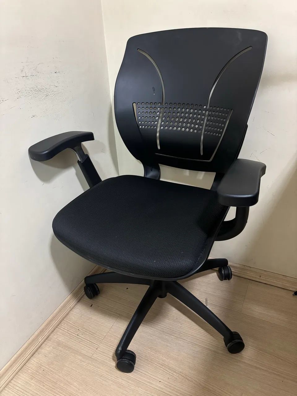 Cadeira Ergonômica Preta Usada