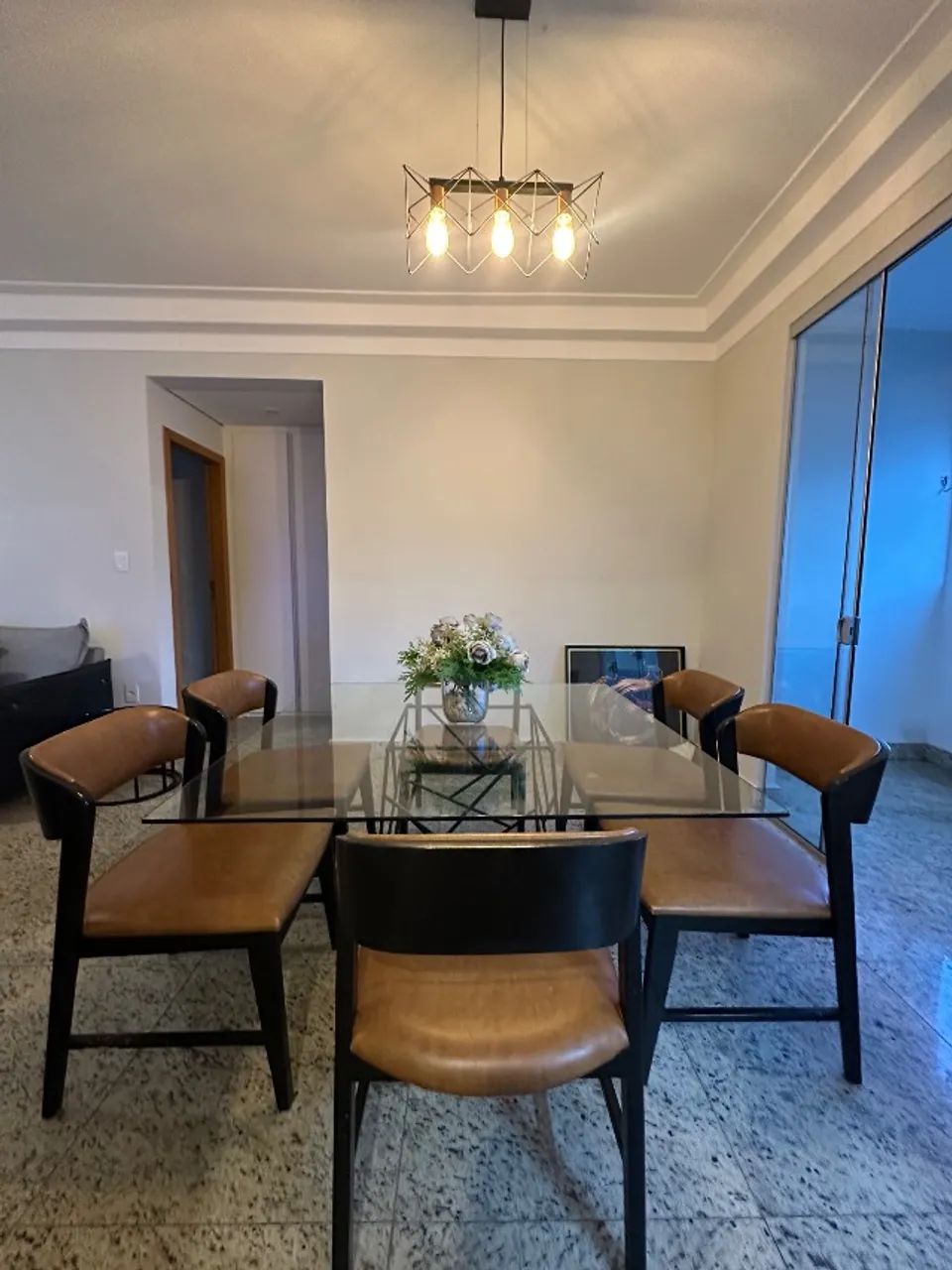 Mesa de jantar de luxo com 6 cadeiras!