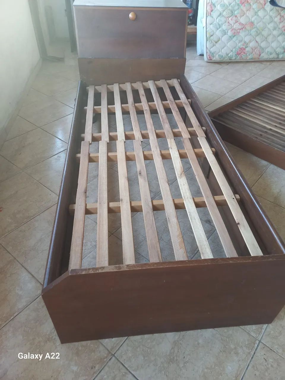 Cama em madeira com Baú e cama de apoio - completa com colchões  - Foto 2