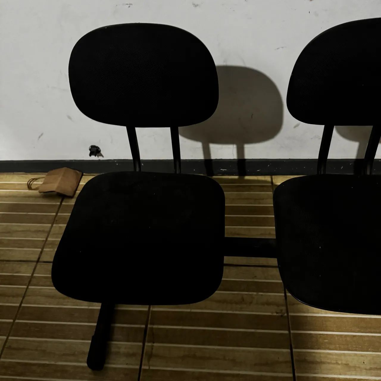 Cadeira longarina secretária reta 3 lugares preta 