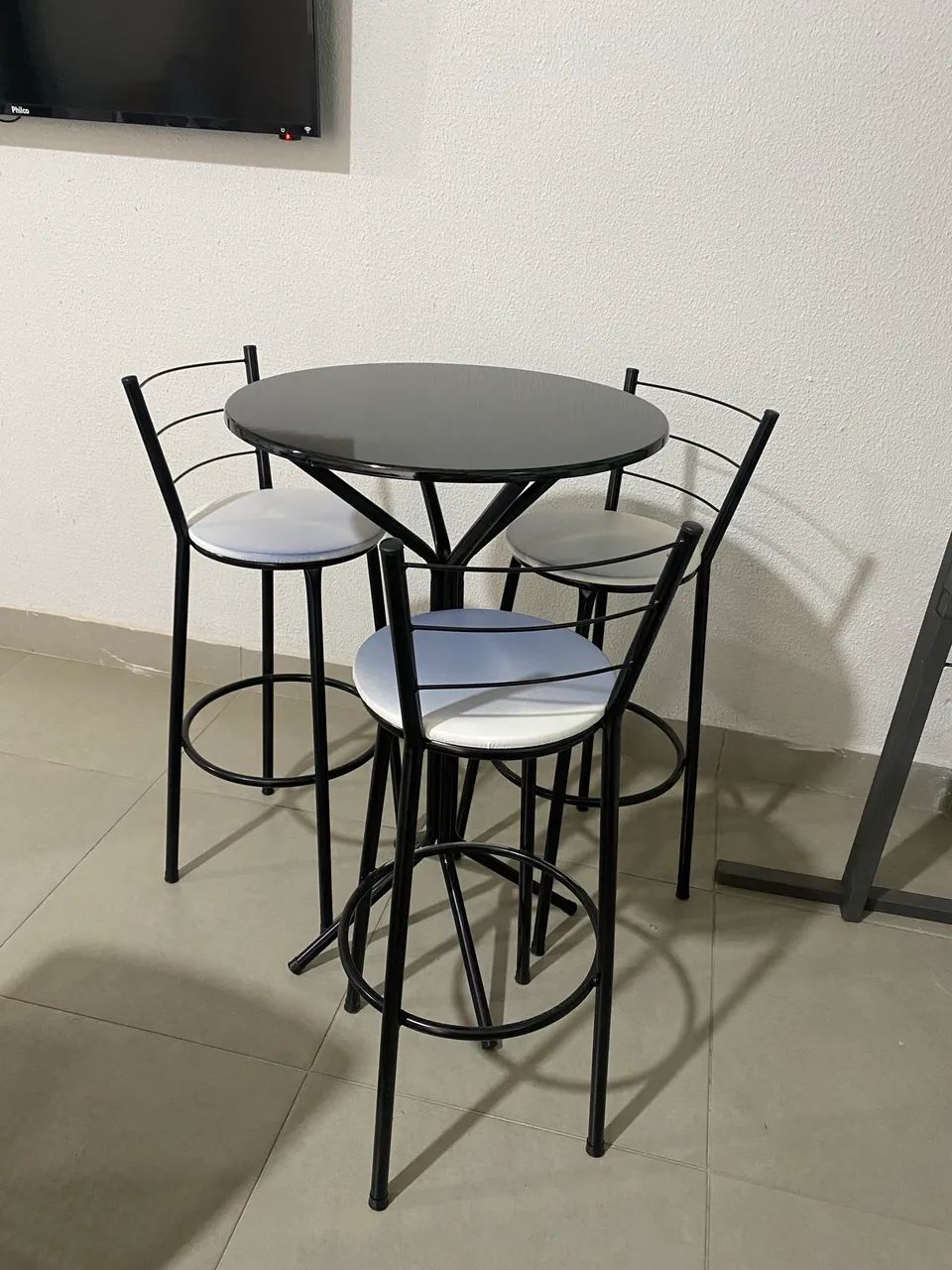 Mesa Bistro com 3 Banquetas