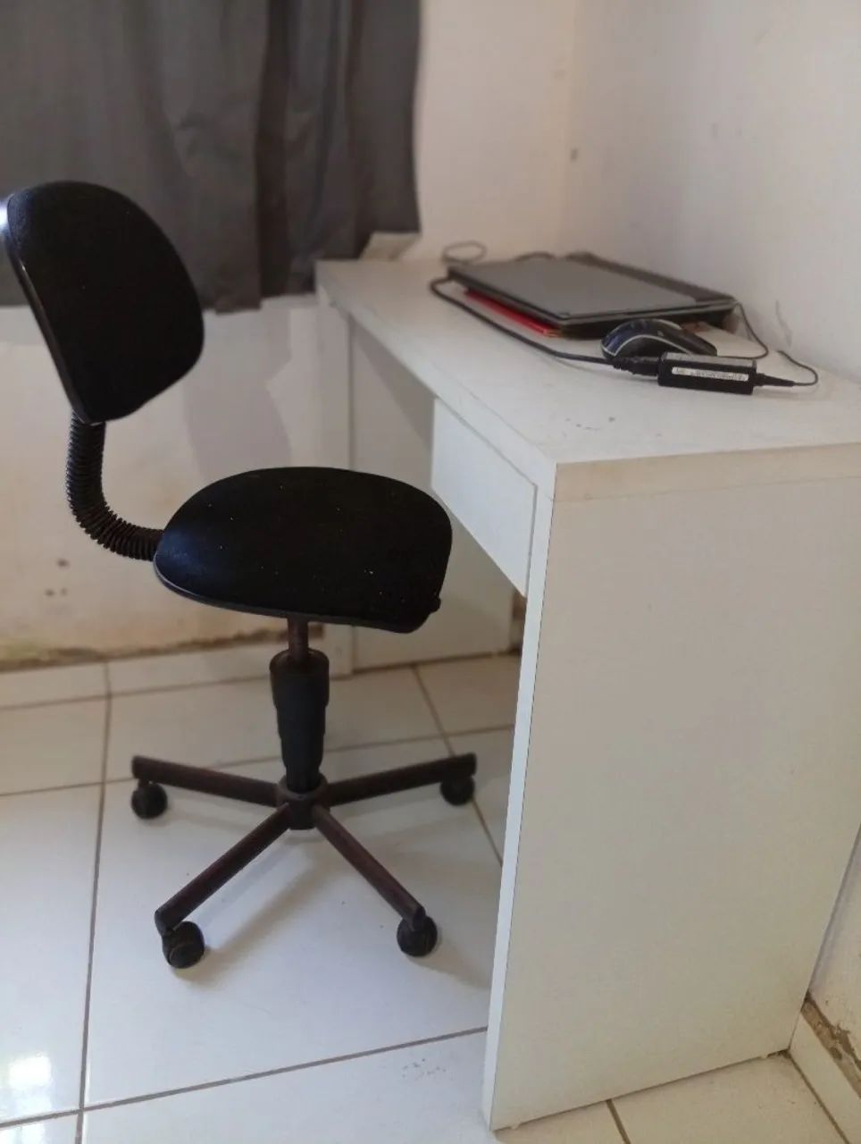 Escrivania  com cadeira giratória  - Foto 2