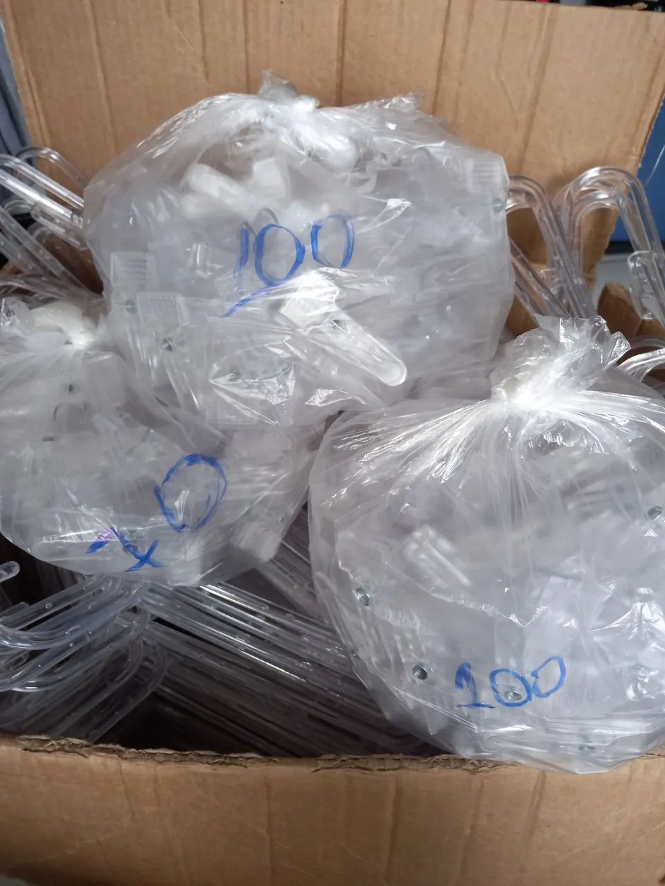250 cabides acrílico + 270 presilhas - Foto 2