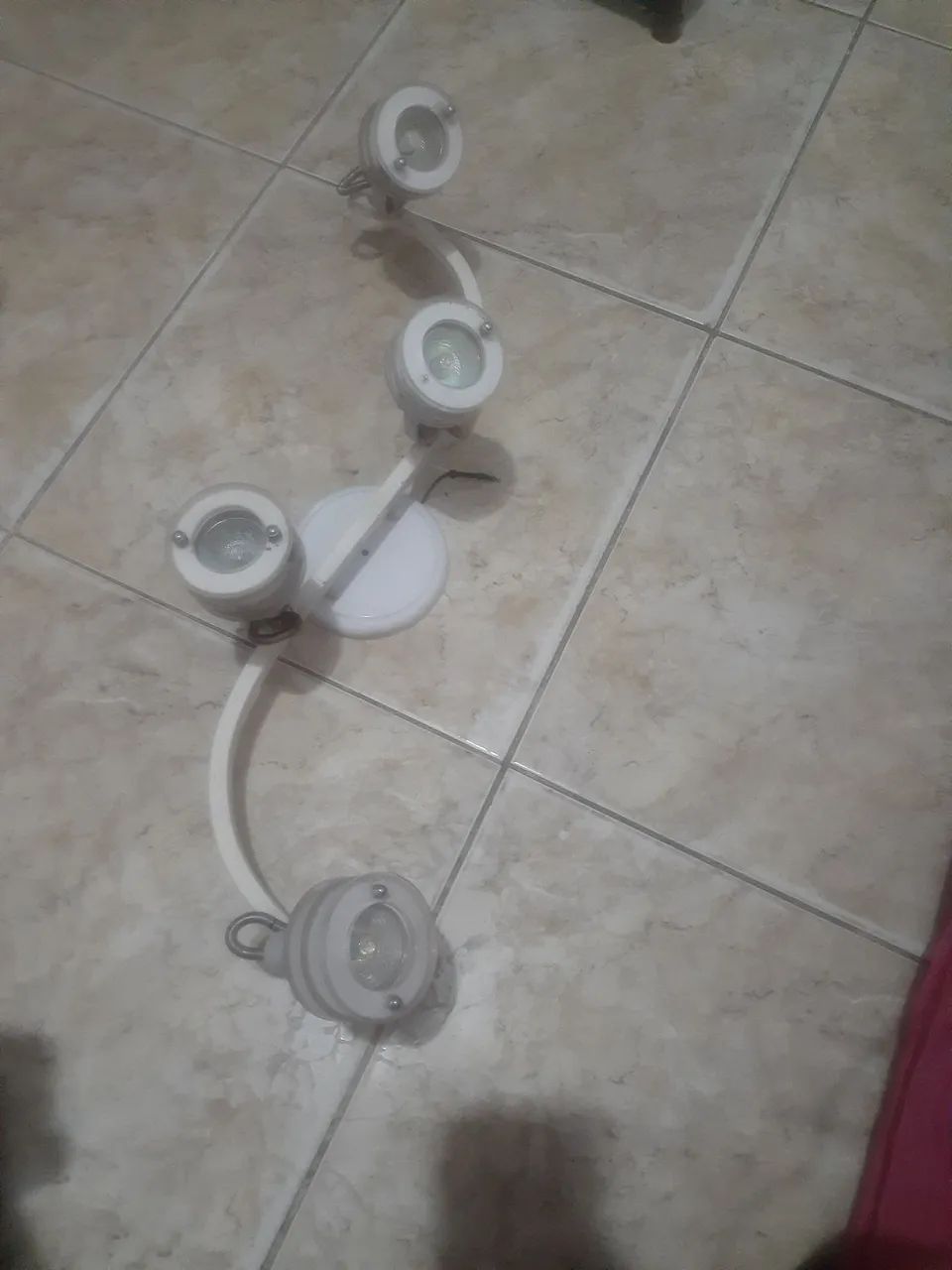  Trilho para iluminação com múltiplos spots.  - Foto 2