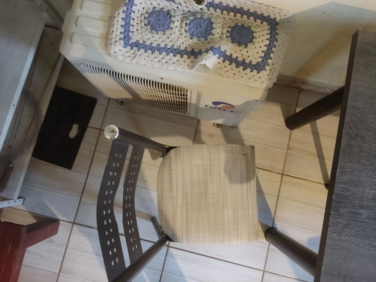 Mesa com seis  cadeiras - Foto 4