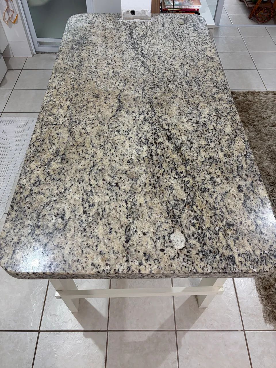 Mesa com Tampo de Granito e Base de Madeira 