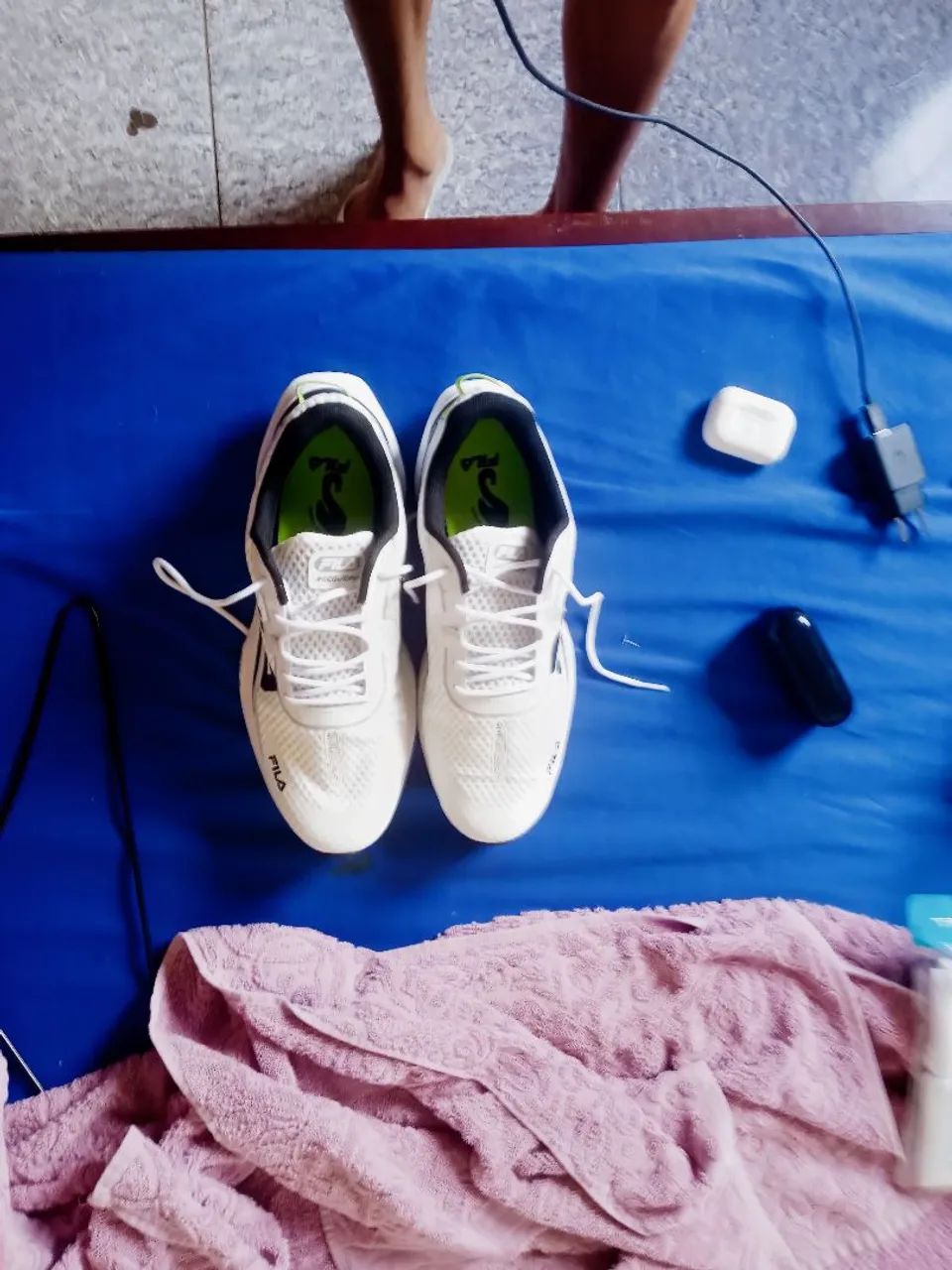 Fila Recovery  branco  com detalhes de verde e preto 