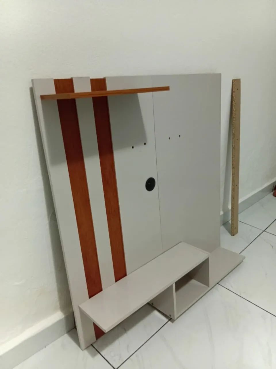 Painel para TV 32 a 43" com Rack/Bancada - Branco e Madeira - Foto 2
