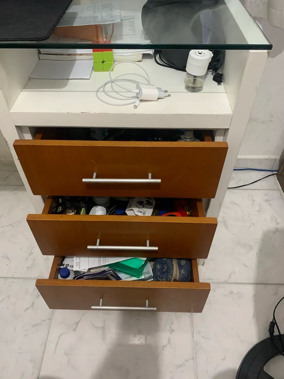 Mesa de Escritório - madeira maciça com tampo de vidro.