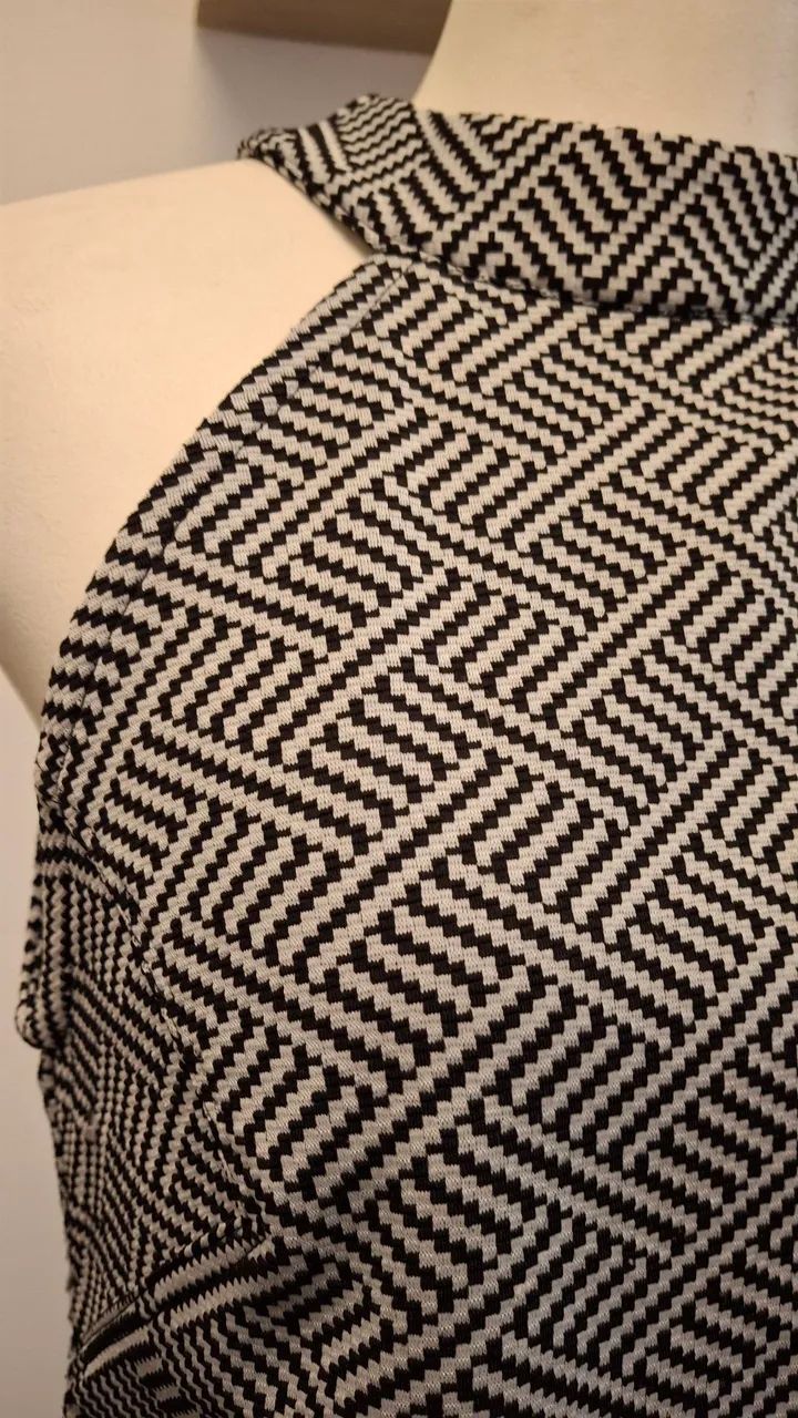 Blusa Shoulder sem manga estampa geometrica - Foto 3