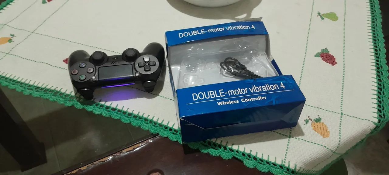 Controle compatível com PC e PS4