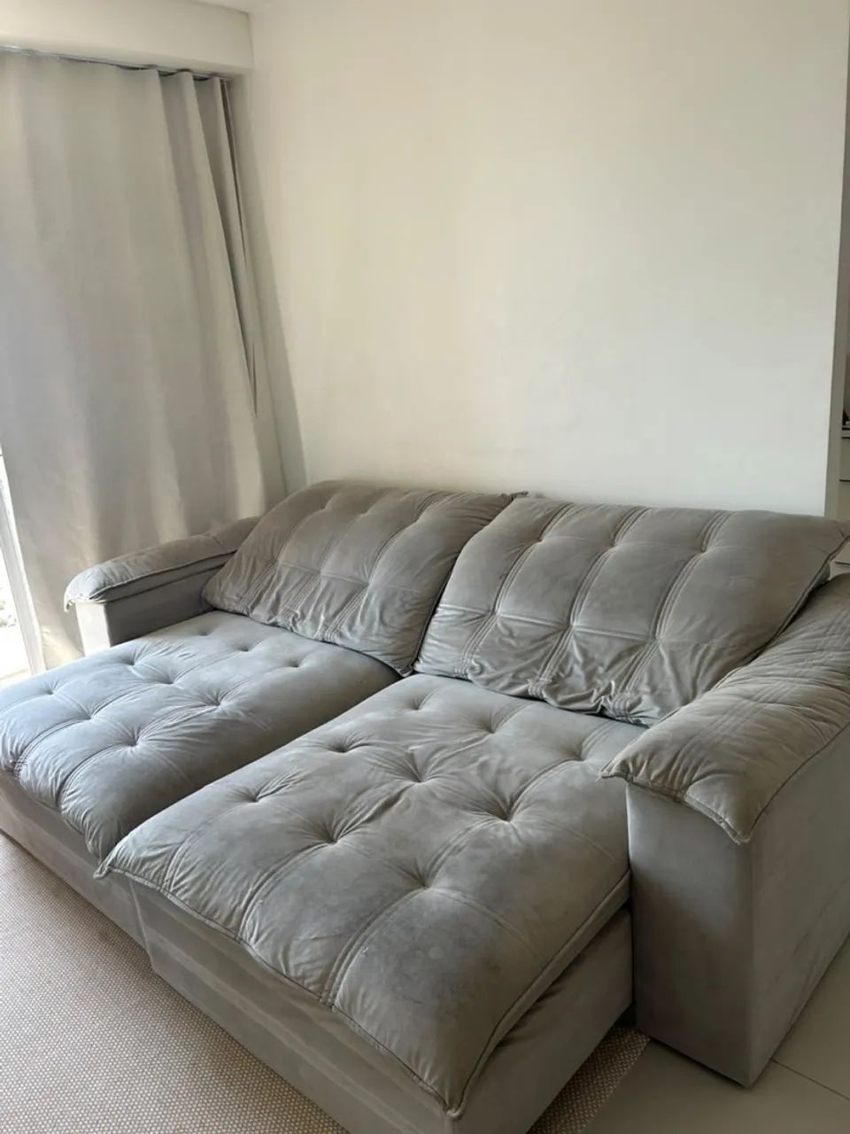 Sofá retrátil e reclinável cor cinza claro