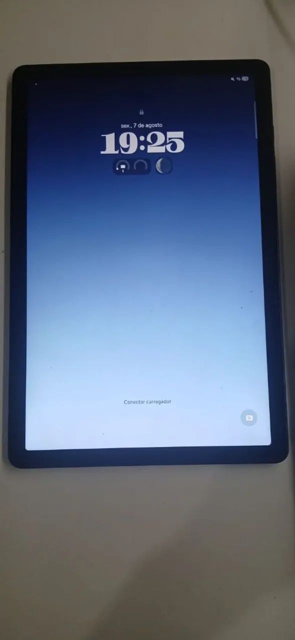 Vendo Tablet A9 + se chip, ele ta ótimo ( usei so pra estudos )  2 ano de uso 